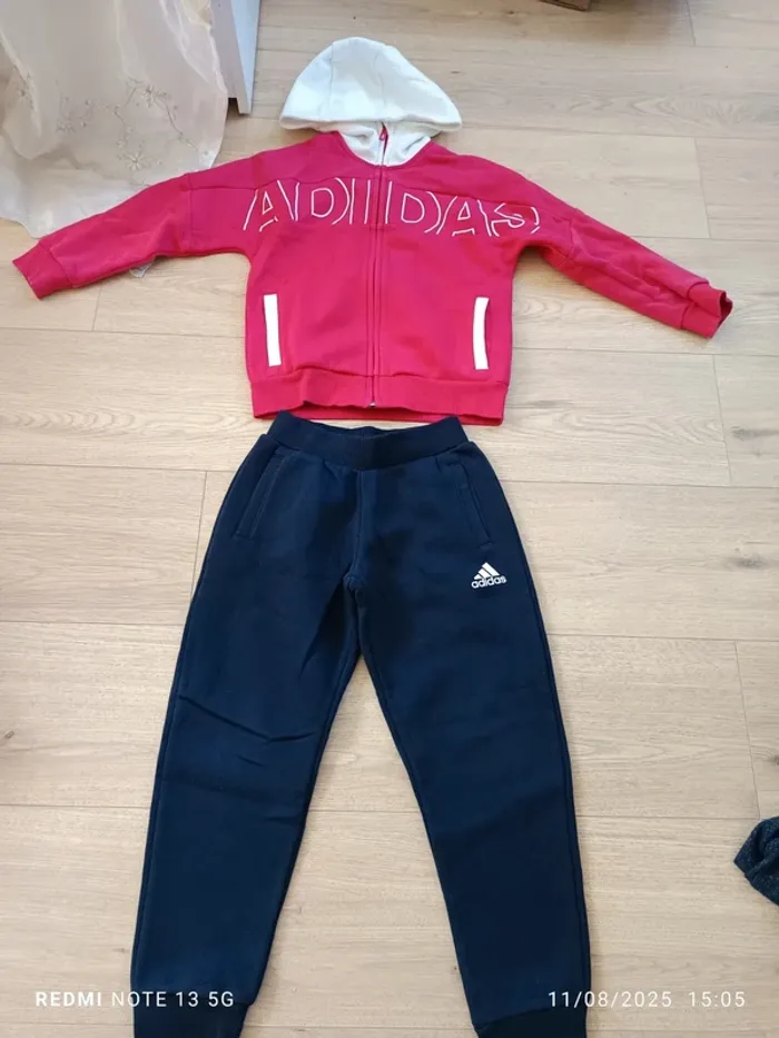 Magnifique ensemble jogging adidas taille 6 ans