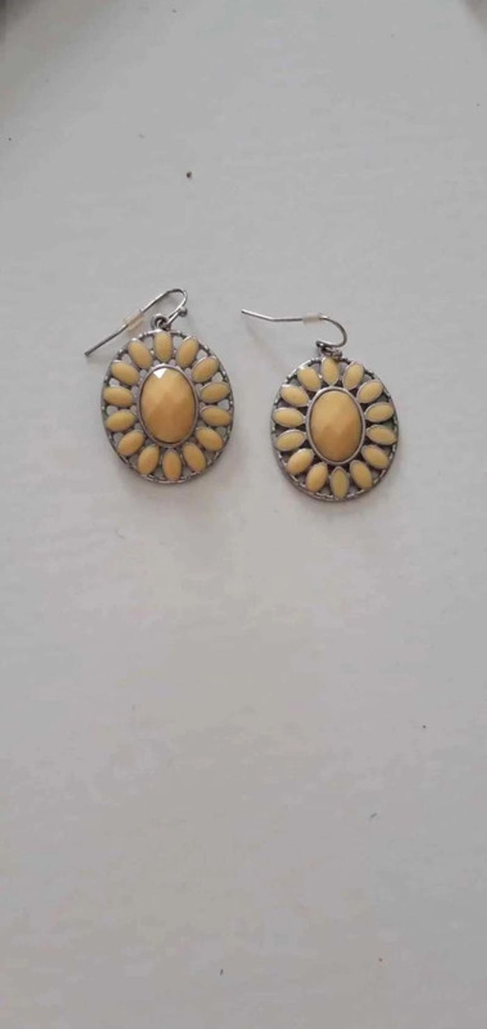 Boucle  d'oreille originale jaune et argent - photo numéro 3