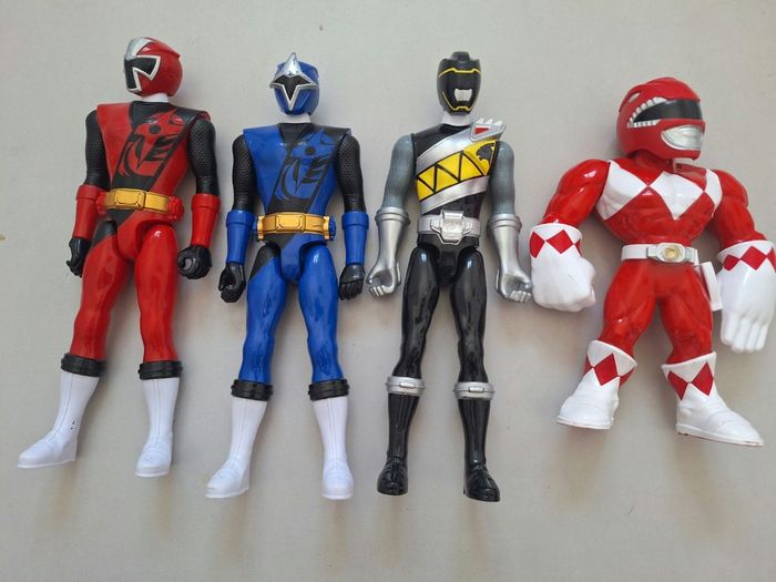 Lot 4 figurines power rangers