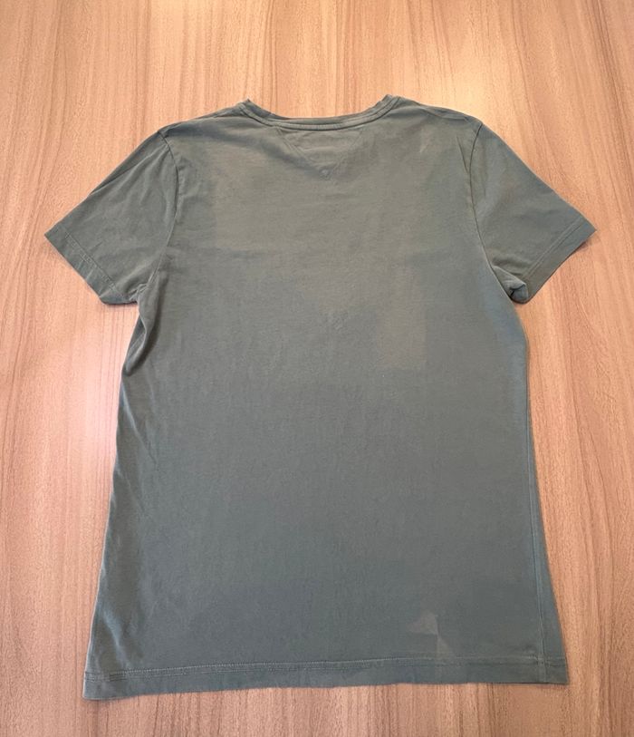 T-shirt Tommy Hilfiger vert pâle - Inscription blanche sur la poitrine – Taille M - photo numéro 3