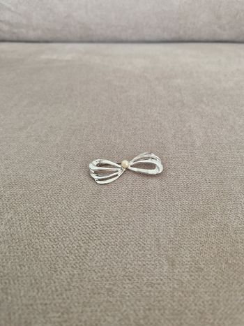 Broche vintage argenté motif noeud avec sa perle