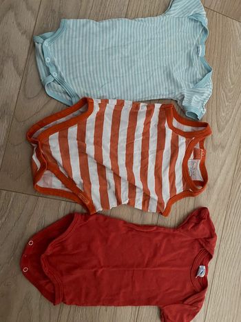 Lot de 3 bodys MC bon etat 6 mois