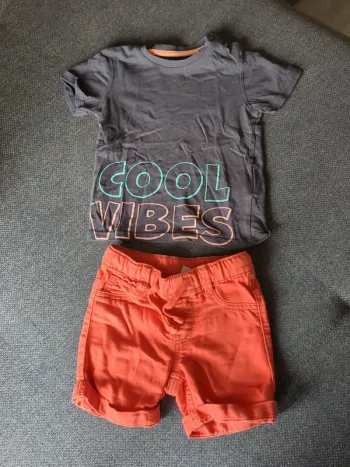 Ensemble short rouge Hema et tee shirt gris Gémo 18 mois