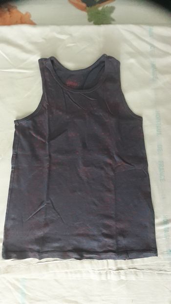 Débardeur gris motif étoiles rouges