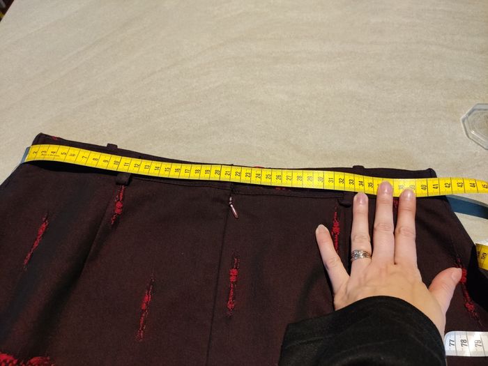 Jupe noire avec reflet et motifs rouges - photo numéro 5