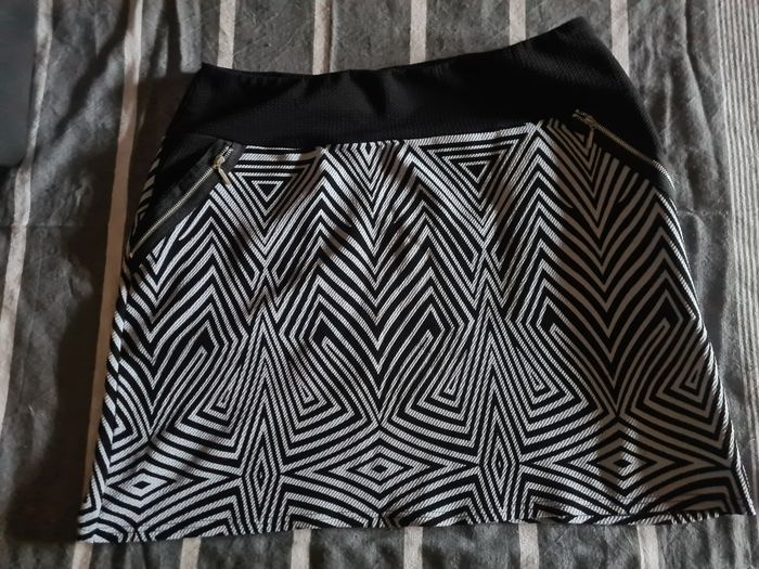 Jupe. Noir et blanc. Avec Poches. Longueur 45 cm. Taille 42. Depech mod