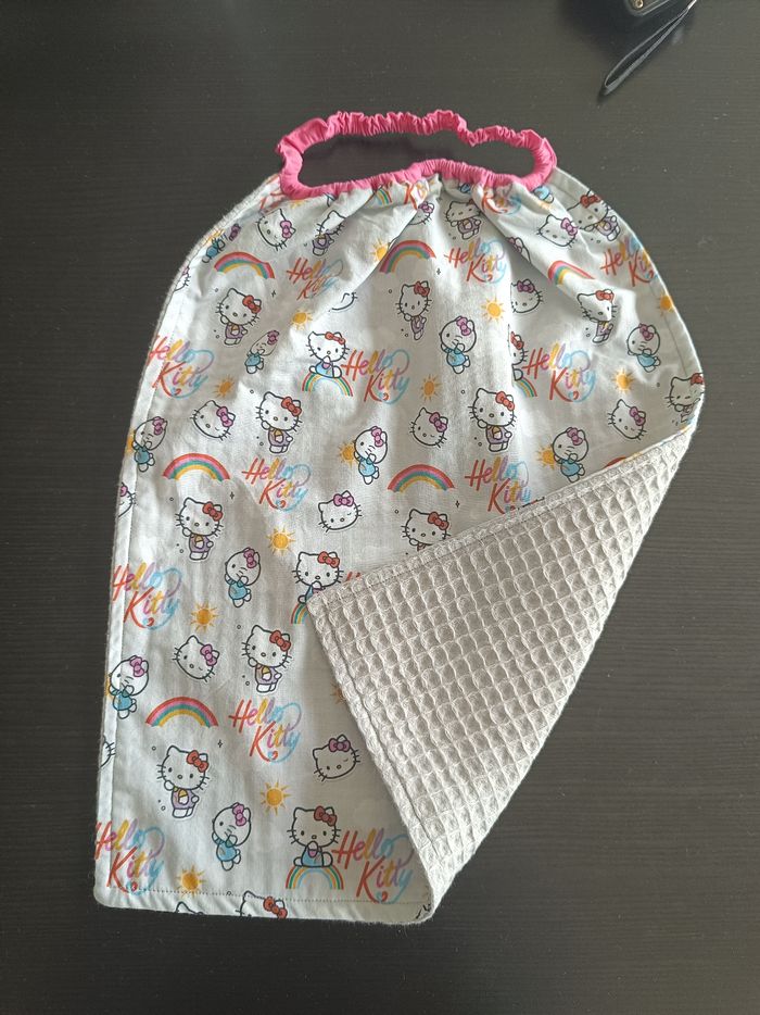 Grand bavoir motif Hello Kitty arc en ciel - photo numéro 2