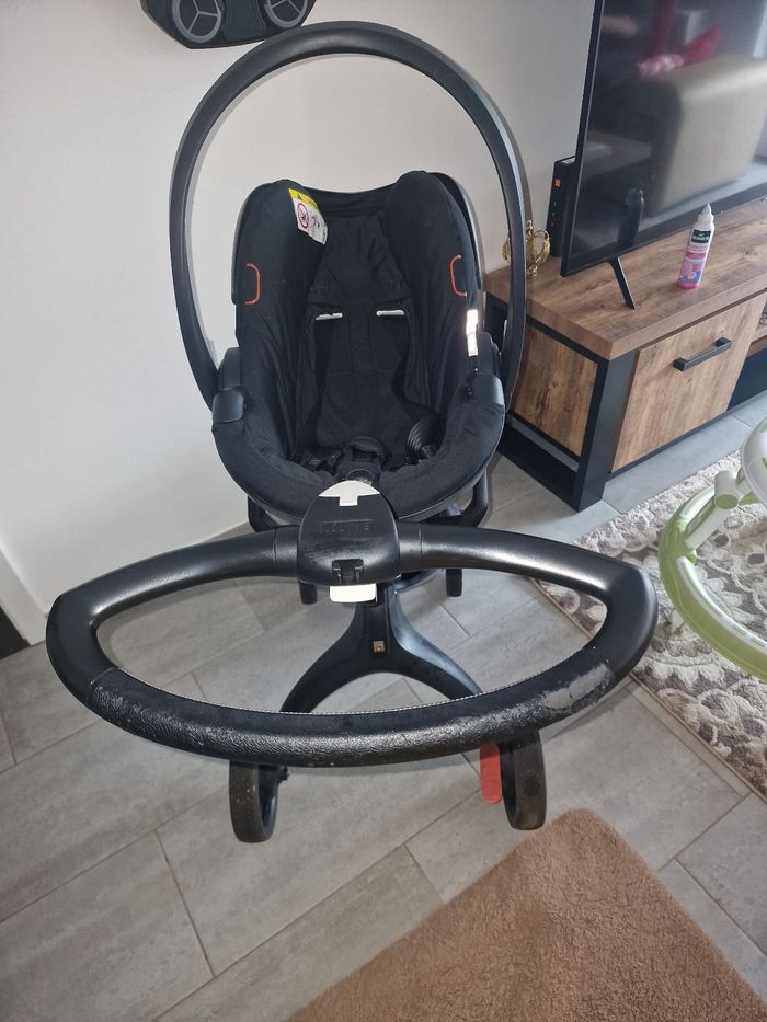 Titre : Ensemble poussette Stokke avec siège auto et sac – Excellent état
Description :
Je vends un ensemble de poussette Stokke en très bon état, comprenant une poussette, un siège auto et un sac assorti.
Couleur : Noir
Prix : 120 euros
Localisation : Y - photo numéro 5
