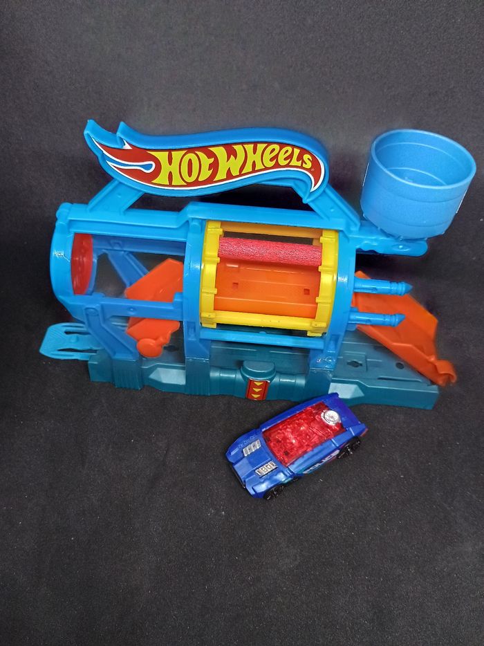 Piste circuit hotwheels avec sa voiture - photo numéro 2