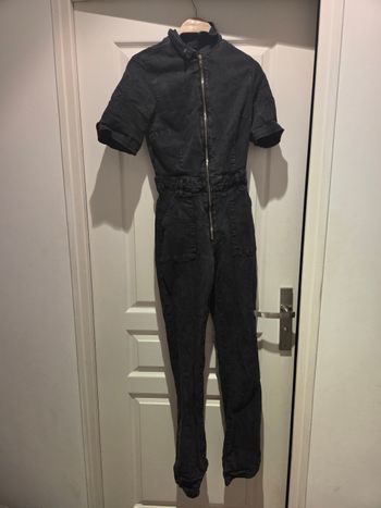 Combinaison en jean noir pret du corps stretch