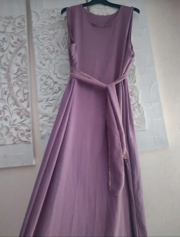 Jolie Robe fluide avec ceinture à nouer