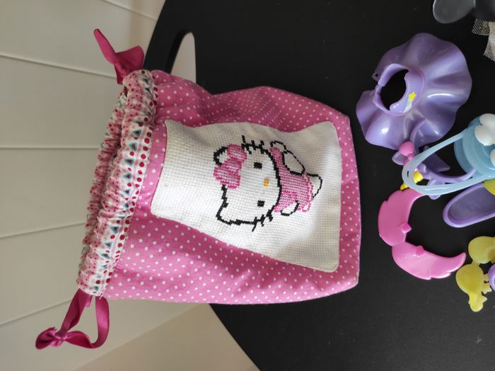 Figurine Minnie avec accessoire + pochon Hello Kitty fait main - photo numéro 4