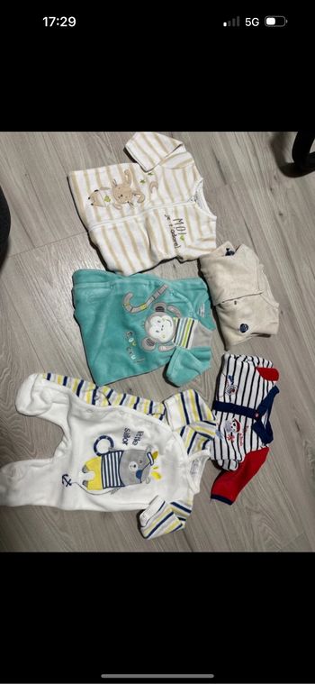 Lot de 5 pyjamas chauds bébé un mois parfait état