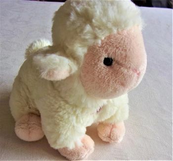 Adorable mouton qui bêle