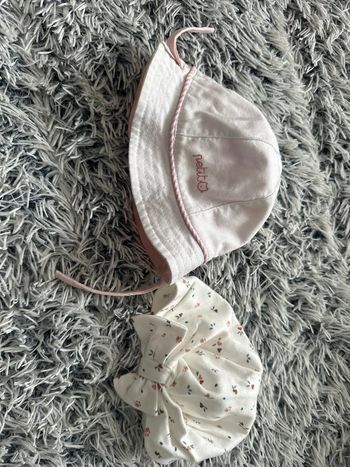 Deux Chapeaux.