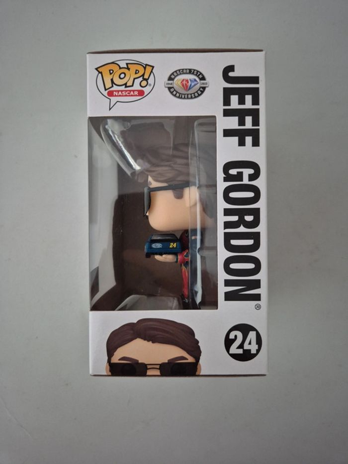 Pop Jeff Gordon with mini car - photo numéro 2