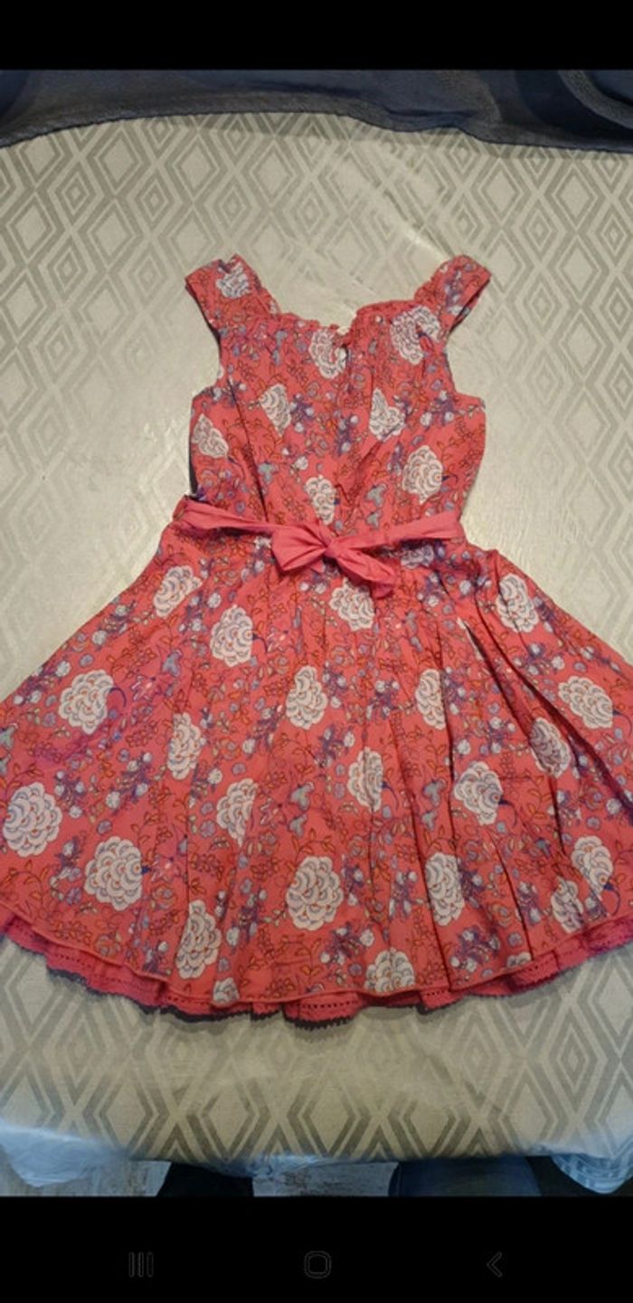 Robe rose avec fleurs taille 9 ans