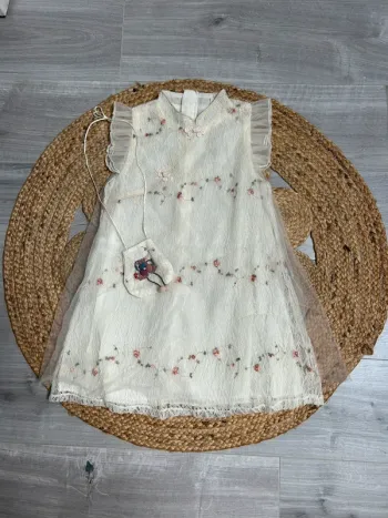 Jolie robe chinoise avec petit sac