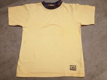T shirt jaune col violet Taille 6 ans petit pirate