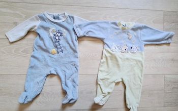 Lot de 2 pyjamas velours bébé 3 mois en parfait état