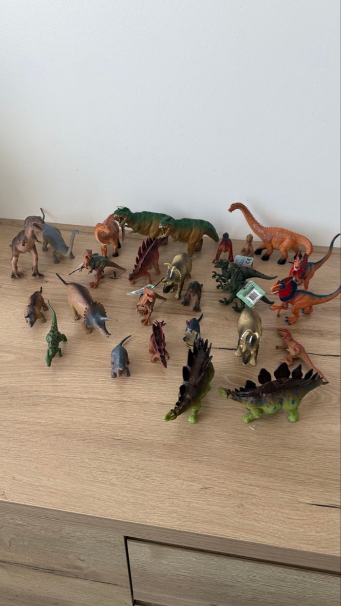 Jouer figurine dinosaures