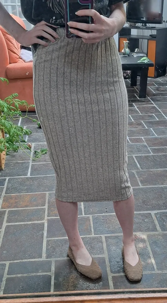 Jupe mi longue. En maille beige.
🌸 neuf.
🌸 Taille S