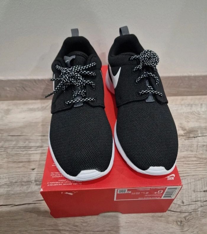 Basket Nike Roshe 37,5 Neuve - photo numéro 2