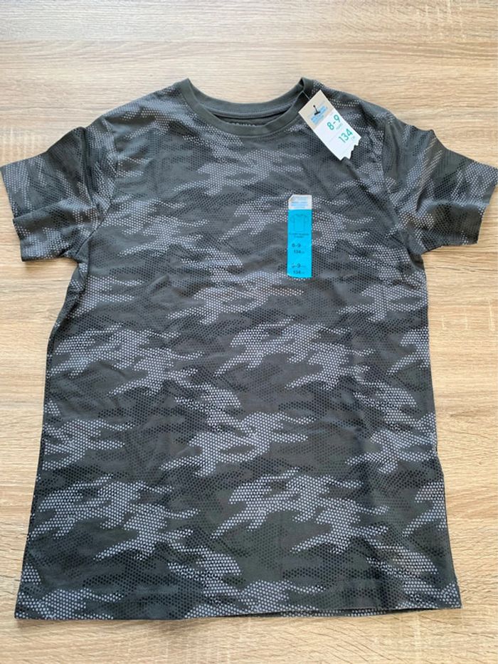 T-shirt garçon neuf manches courtes 8/9 ans
