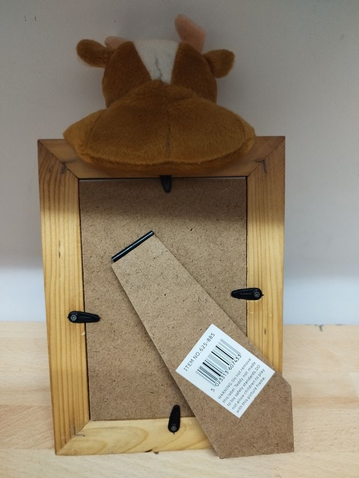 Cadre photo format 10 x 15 cm (4" x 6"), en bois, avec une peluche vache attachée sur le dessus. Parfait pour une chambre d'enfant - photo numéro 5