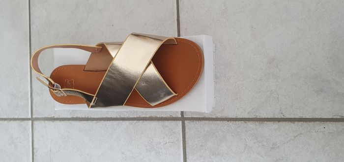 Sandale SUREDELLE tout neuf en cuir. Taille 38 - photo numéro 3