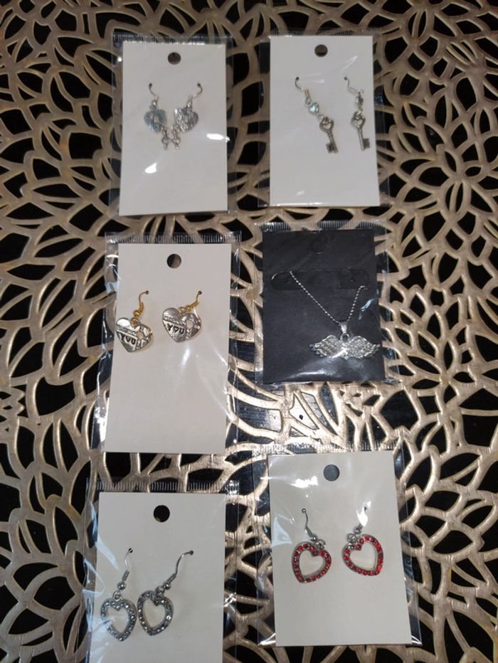 Lot de 6 bijoux neufs, d'oreilles thèmes amour, cœur, ailes, clefs.