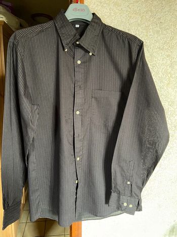 Chemise noire liseré mauve