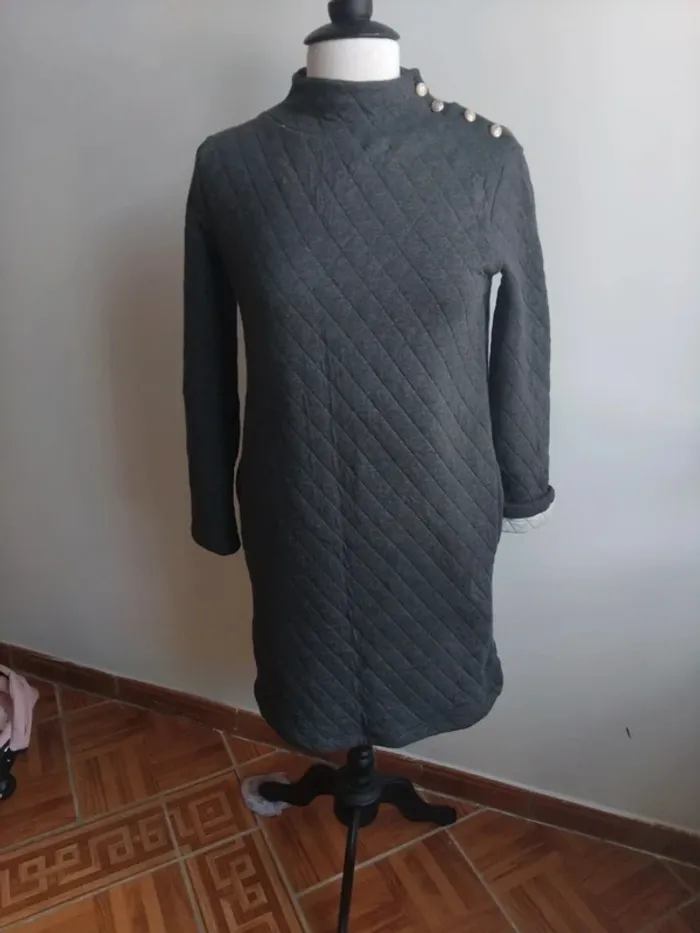 Robe molletonné Petit bateau ornée de 4 boutons métal argenté de  txs - photo numéro 3