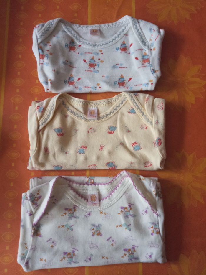 Lot de 3 BODYS (manches courtes) en taille 6 mois