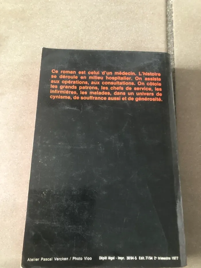 Roman un médecin dans la nuit édition poche 📕 - photo numéro 3