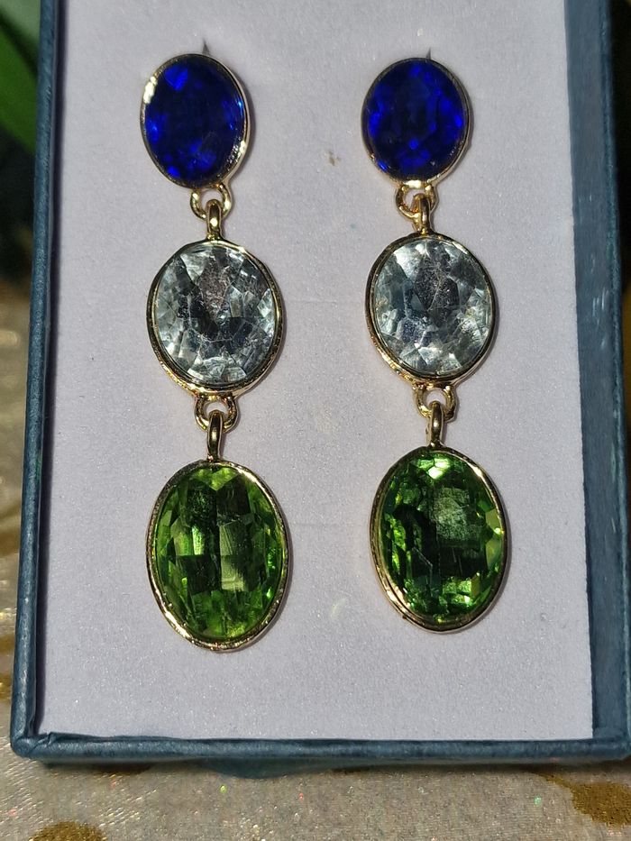 Trés jolies boucles d’oreilles incrustées cristaux - photo numéro 3