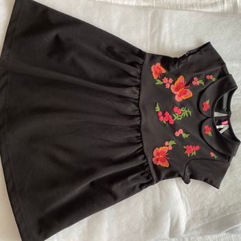 Petite robe noir col Claudine broderie fleurs