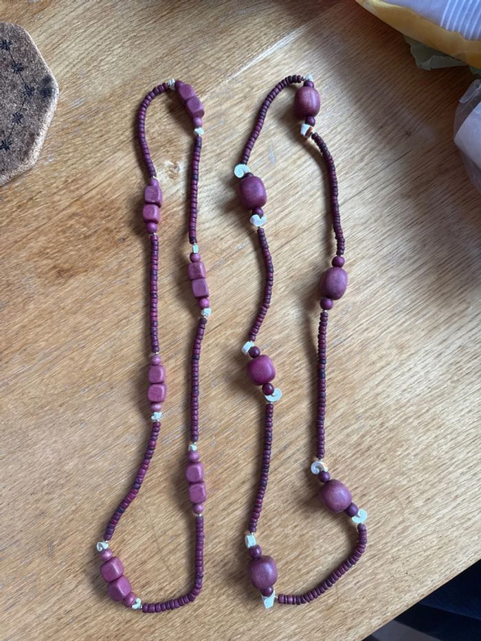 Lot de deux colliers vintage bordeaux en très bon état