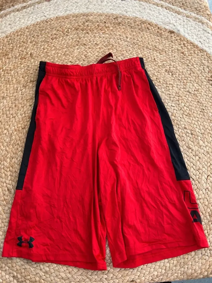 Short Garçon Under Armour Loose Noir & Rouge | Taille 16 ans | Très Bon État | Sport Casual | R23