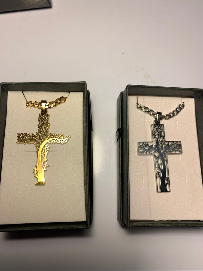 2 jolies croix arbres de vie