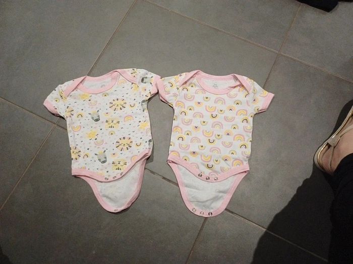 Lot 2 bodys baby éléments manches courtes 0/3mois