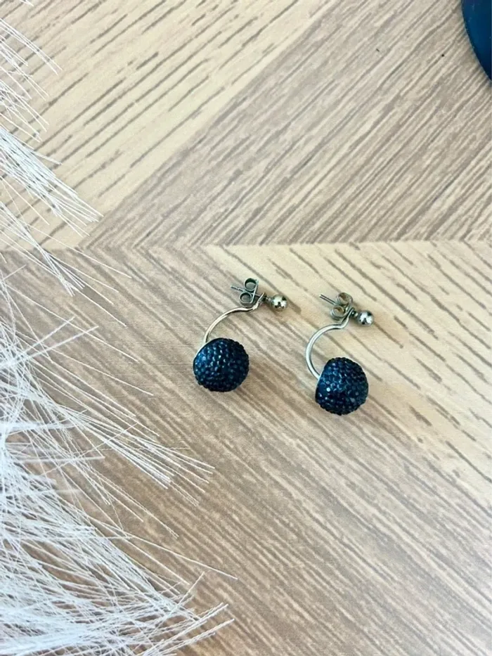 Boucles d’oreilles pendantes argentées avec perles et strass noirs – Élégantes et féminines - photo numéro 2
