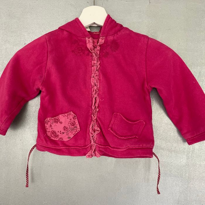 Gilet zippé avec capuche rose taille 23 mois