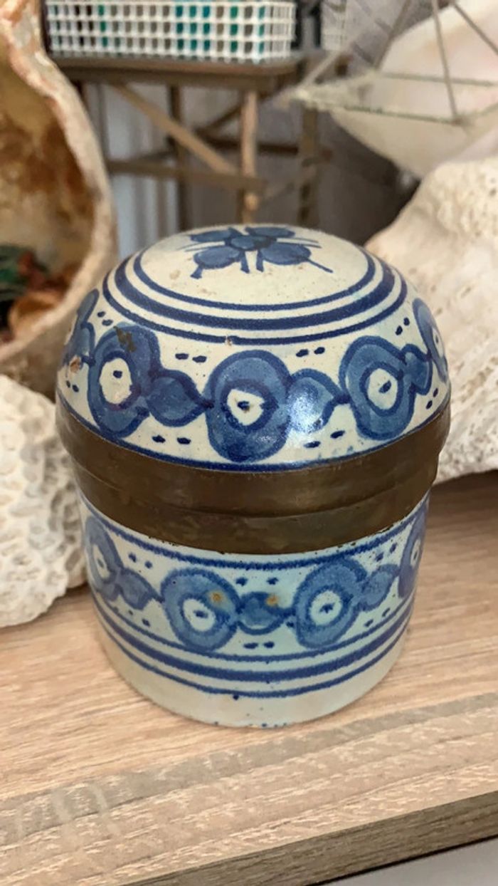 Boîte ancienne artisanale