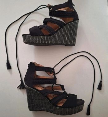 Hautes sandales compensées noires