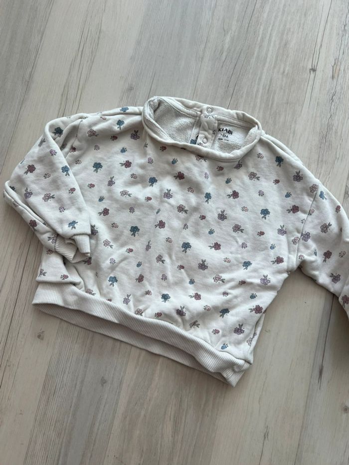 Pull à motif fleurs