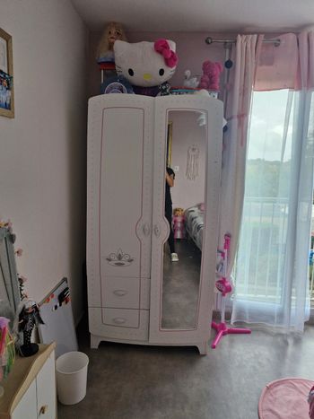 Armoire chambre fille  et table de nuit