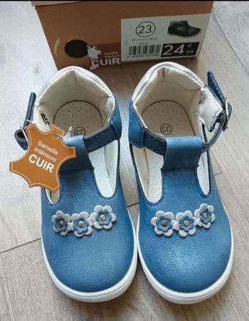 Sandales cuir neuves taille 23