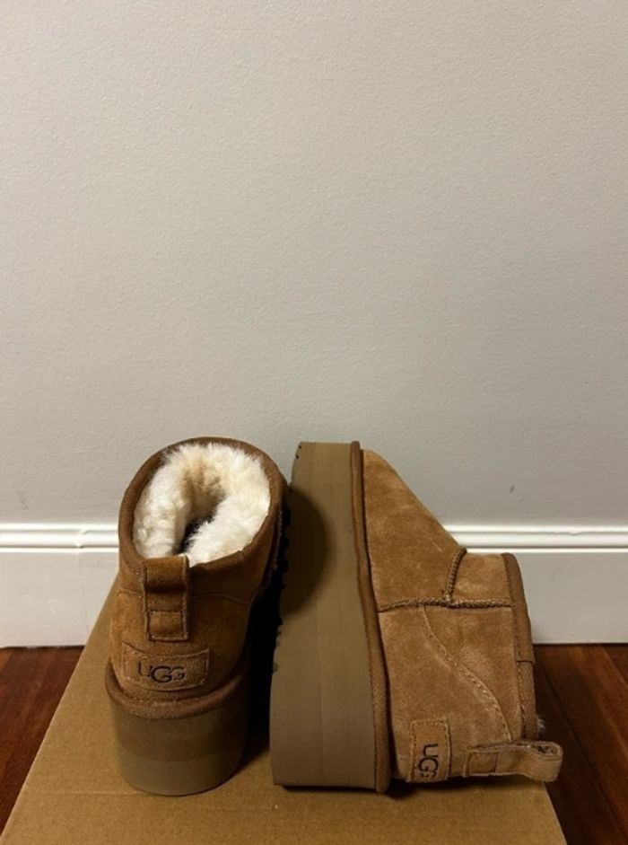 Bottes de neige courtes à talons hauts UGG, pointure 39 - photo numéro 6