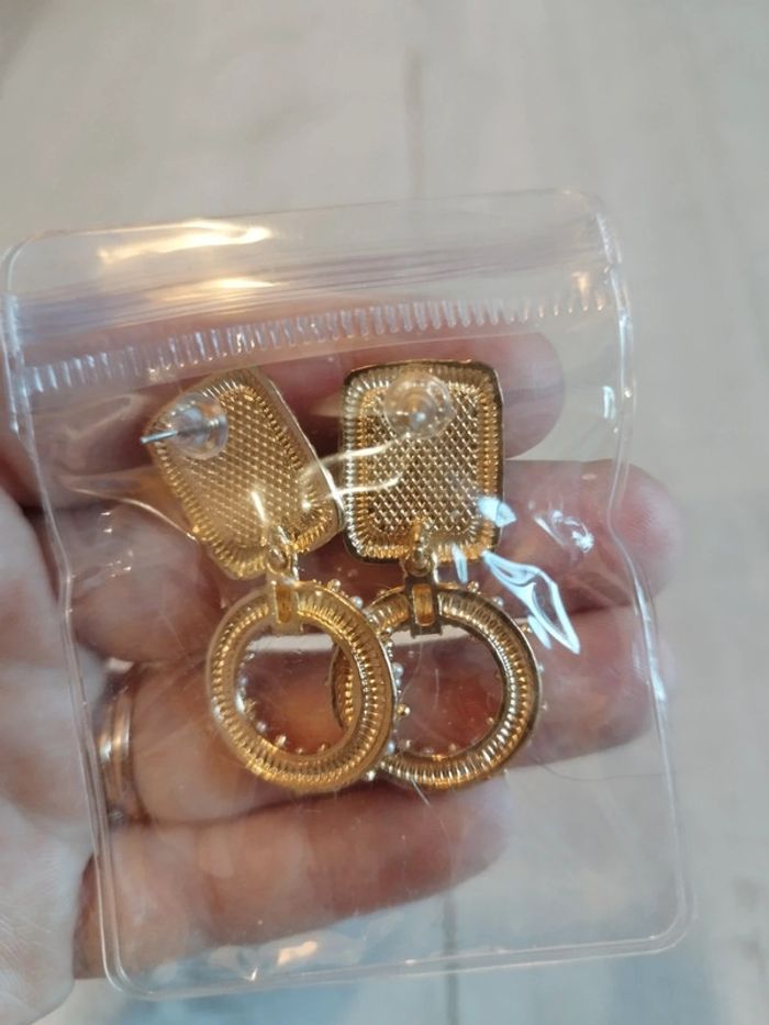 Très jolies boucles d'oreilles neuves dorées et pierres - photo numéro 3